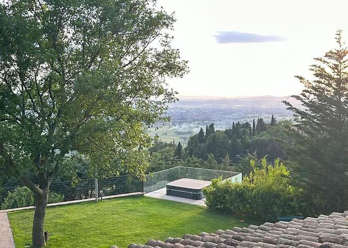 Historic With Panoramic Views Of Assisi